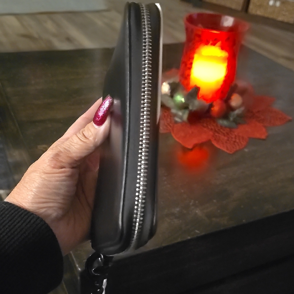 Chic Black and White Yin Yang Clutch - Picture 3 of 8